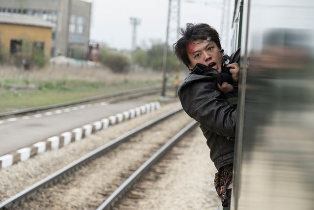 竹内涼真『太陽は動かない』傷だらけの劇中カット（4枚目）