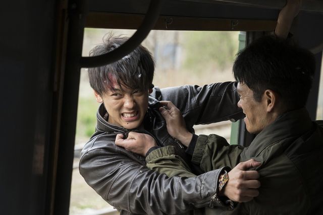 竹内涼真『太陽は動かない』傷だらけの劇中カット（5枚目）