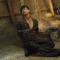 竹内涼真『太陽は動かない』傷だらけの劇中カット