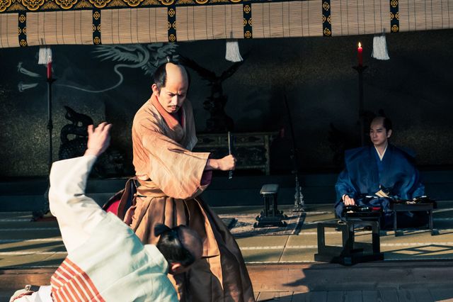 信長が光秀を滅多打ち！「どうする家康」緊迫の饗応シーン：フォトギャラリー