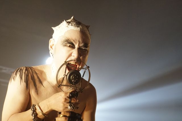 田中哲司のハゲた強面社長姿！【ほか計6枚】『音量を上げろタコ！なに歌ってんのか全然わかんねぇんだよ!!』場面写真（3枚目）