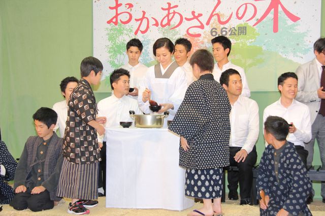 美しすぎるかっぽう着姿…鈴木京香フォトギャラリー（13枚目）