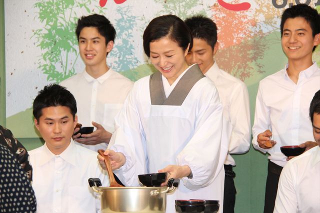 美しすぎるかっぽう着姿…鈴木京香フォトギャラリー（14枚目）