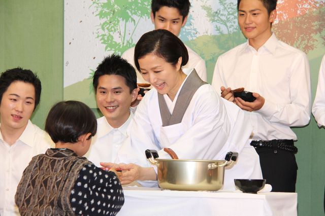 美しすぎるかっぽう着姿…鈴木京香フォトギャラリー（16枚目）