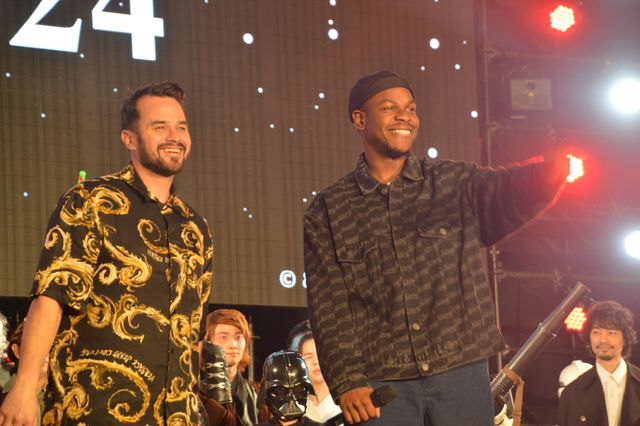 『スター・ウォーズ』ジュード・ロウ＆ジョン・ボイエガ＆ダニエル・ローガンが仲良く自撮り！（4枚目）