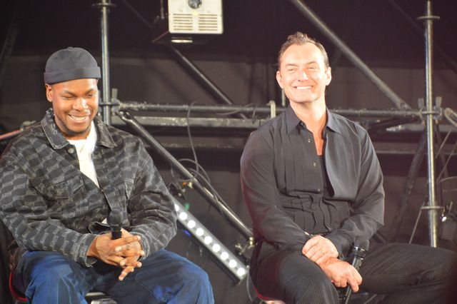 『スター・ウォーズ』ジュード・ロウ＆ジョン・ボイエガ＆ダニエル・ローガンが仲良く自撮り！（11枚目）