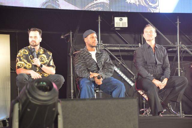 『スター・ウォーズ』ジュード・ロウ＆ジョン・ボイエガ＆ダニエル・ローガンが仲良く自撮り！（13枚目）