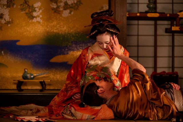 ラブラブな誰袖（福原遥）と意知（宮沢氷魚）…「べらぼう」第25回場面写真：フォトギャラリー