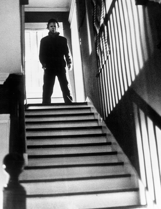 ブギーマンが背後に…『ハロウィン』場面写真（2枚目）