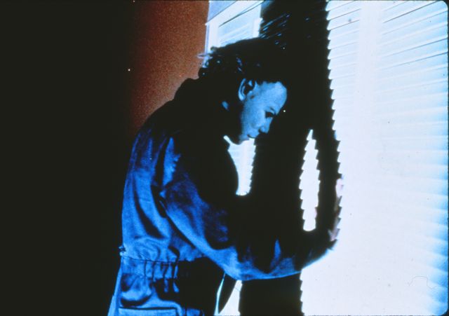 ブギーマンが背後に…『ハロウィン』場面写真（4枚目）