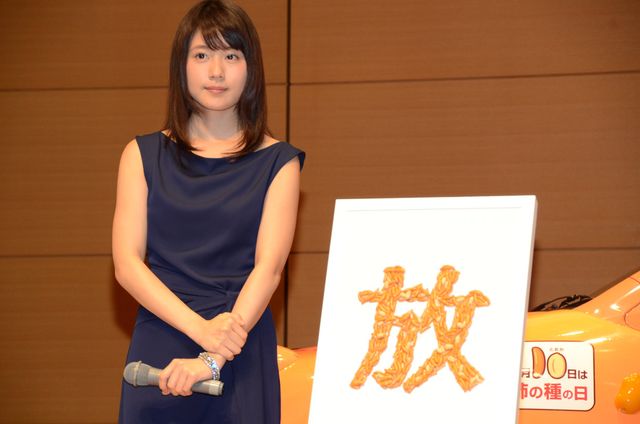 有村架純、2016年の抱負の一文字は「放」！「亀田の柿の種」発売50周年記念イベントギャラリー（2枚目）