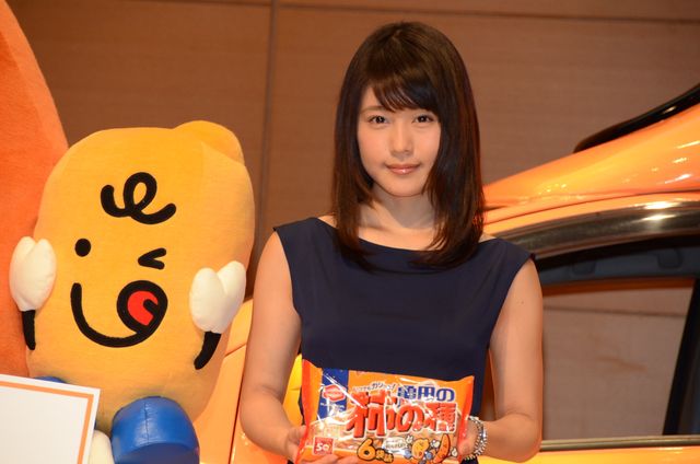 有村架純、2016年の抱負の一文字は「放」！「亀田の柿の種」発売50周年記念イベントギャラリー（4枚目）