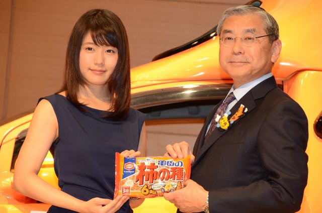 有村架純、2016年の抱負の一文字は「放」！「亀田の柿の種」発売50周年記念イベントギャラリー（5枚目）