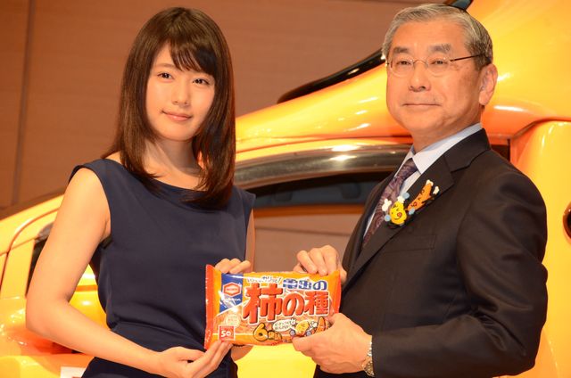 有村架純、2016年の抱負の一文字は「放」！「亀田の柿の種」発売50周年記念イベントギャラリー（6枚目）