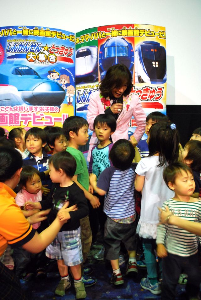 ダイアモンド☆ユカイ出席！映画『れっしゃだいこうしん ザ☆ムービー しんかんせん☆とっきゅう大集合』イベント写真ギャラリー（4枚目）