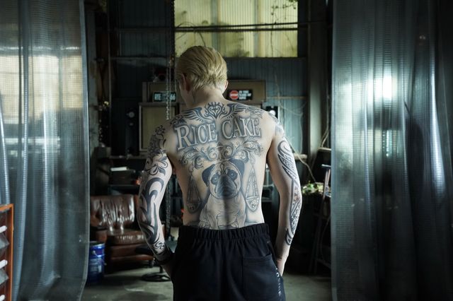 町田啓太、上半身びっしりタトゥー公開　Netflix「九条の大罪」メイキングカット集：フォトギャラリー