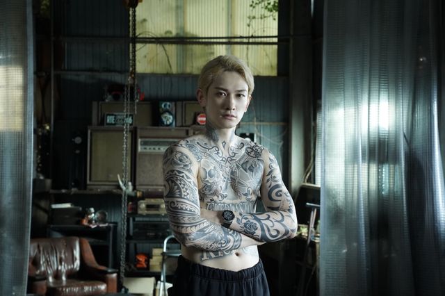 町田啓太、上半身びっしりタトゥー公開　Netflix「九条の大罪」メイキングカット集（2枚目）