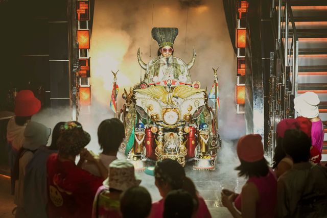 孔明の後ろに……「パリピ孔明」第4話より追加場面写真（2枚目）