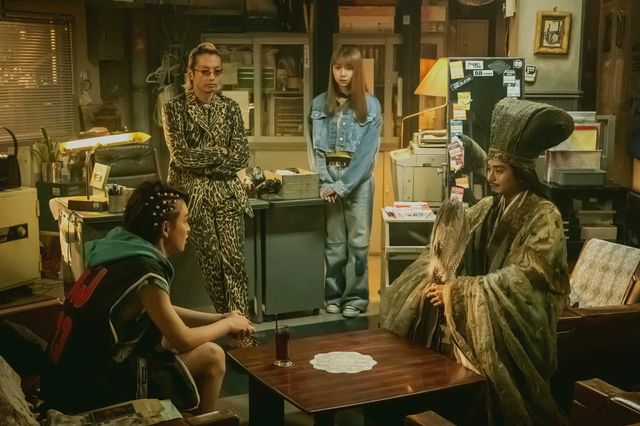 孔明の後ろに……「パリピ孔明」第4話より追加場面写真（3枚目）