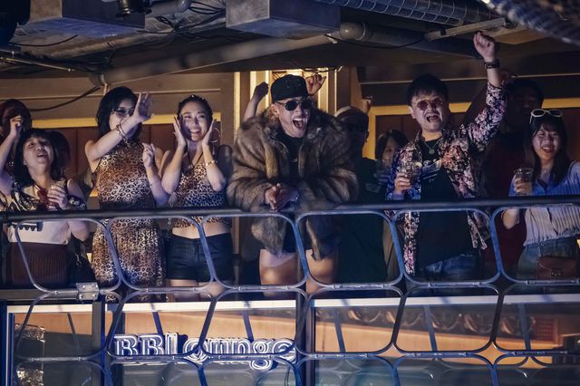 孔明の後ろに……「パリピ孔明」第4話より追加場面写真（4枚目）