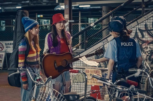 孔明の後ろに……「パリピ孔明」第4話より追加場面写真（6枚目）