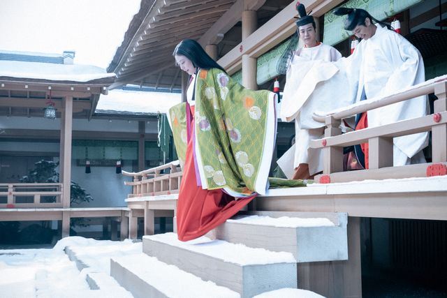 「光る君へ」一条天皇と定子の美しすぎるラブシーン　第16回場面写真（8枚目）