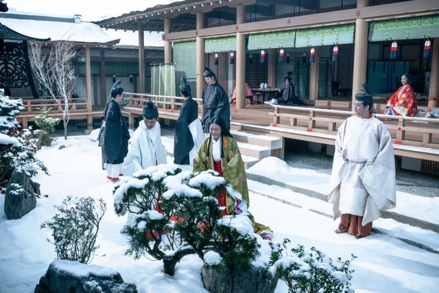 「光る君へ」一条天皇と定子の美しすぎるラブシーン　第16回場面写真（11枚目）