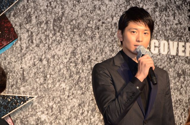 綾野剛、父になる向井理を祝福！フォトギャラリー（2枚目）