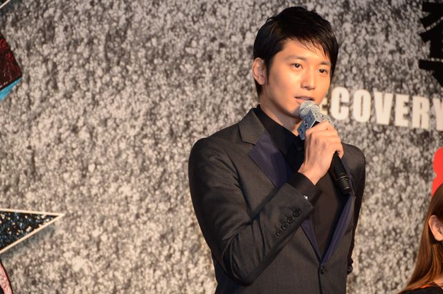 綾野剛、父になる向井理を祝福！フォトギャラリー（3枚目）