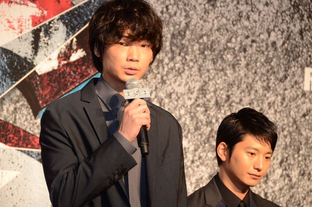 綾野剛、父になる向井理を祝福！フォトギャラリー（4枚目）