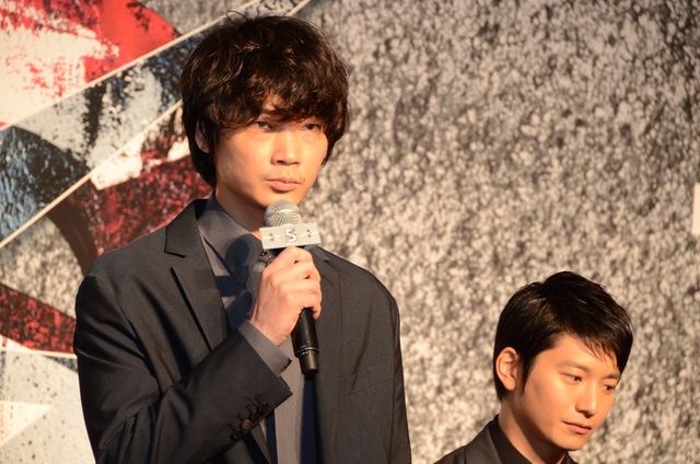 綾野剛、父になる向井理を祝福！フォトギャラリー（5枚目）