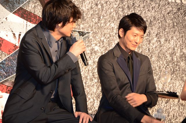 綾野剛、父になる向井理を祝福！フォトギャラリー（10枚目）