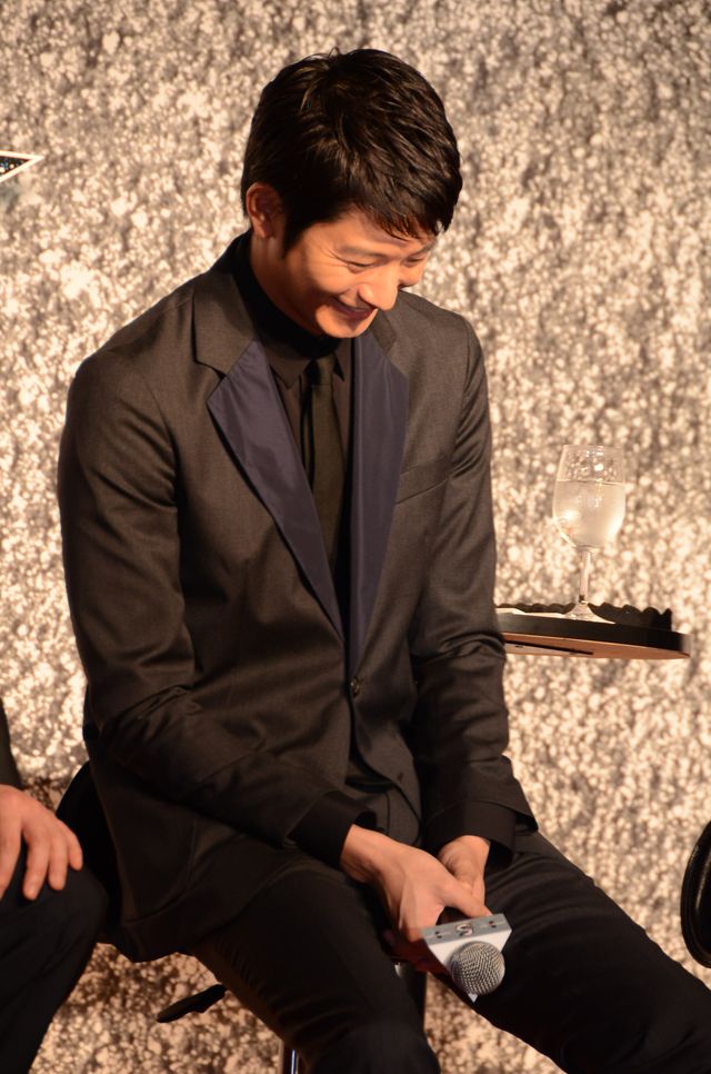 綾野剛、父になる向井理を祝福！フォトギャラリー（11枚目）