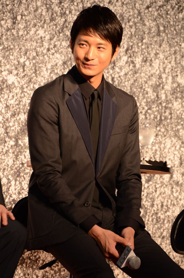 綾野剛、父になる向井理を祝福！フォトギャラリー（12枚目）