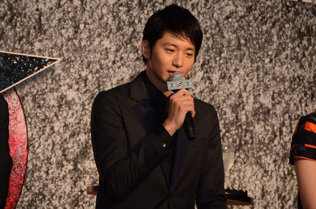 綾野剛、父になる向井理を祝福！フォトギャラリー（13枚目）