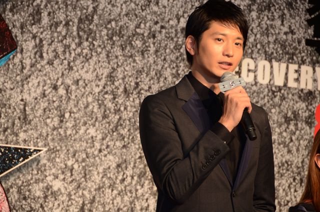 綾野剛、父になる向井理を祝福！フォトギャラリー（15枚目）