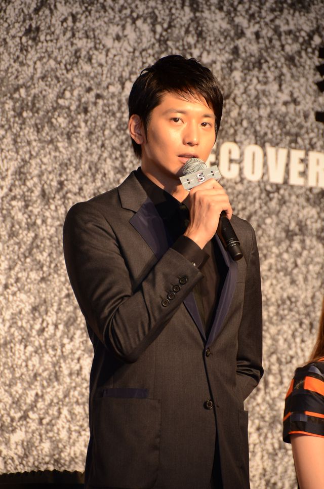 綾野剛、父になる向井理を祝福！フォトギャラリー（16枚目）