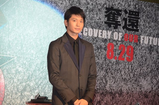 綾野剛、父になる向井理を祝福!フォトギャラリー