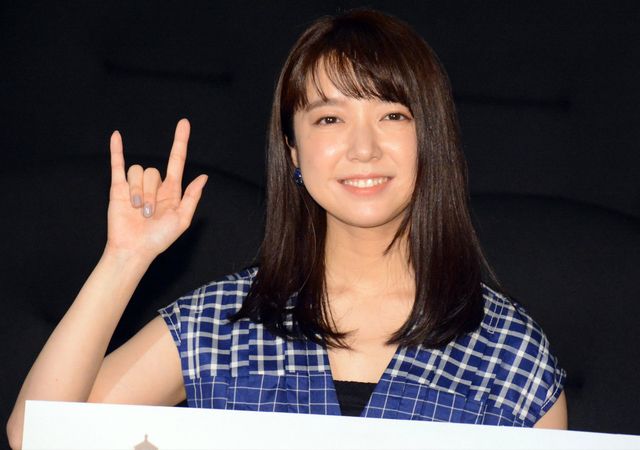 手話であいさつする上白石萌音『コーダ　あいのうた』（2枚目）