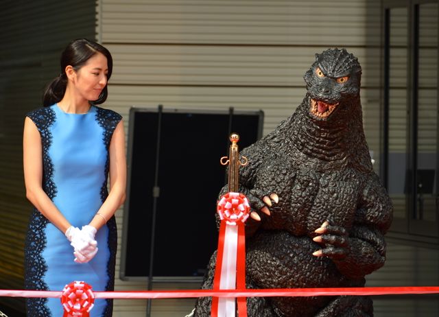 ゴジラ、長澤まさみと仲良くテープカット！フォトギャラリー（5枚目）