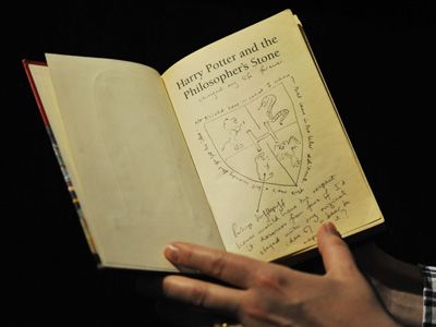 J・K・ローリングによる直筆イラスト＆注釈付きの「ハリー・ポッターと賢者の石」初版本