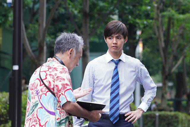 片寄涼太、シャツ＆ネクタイ姿がカッコイイ！映画『糸』メイキング＆場面カット（2枚目）