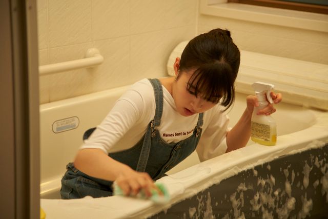 森七菜、ハンディモップを手に驚きの表情！映画『ライアー×ライアー』場面カット（2枚目）