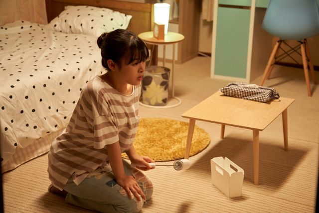 森七菜、ハンディモップを手に驚きの表情！映画『ライアー×ライアー』場面カット（3枚目）