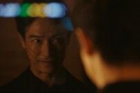 「VIVANT」堺雅人が怪演…恐ろしき敵リュウ・ミンシュエンが野崎に迫る（13枚目）