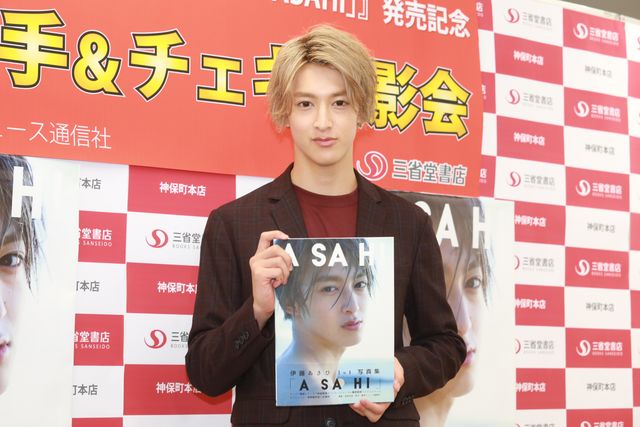 ルパンレッド・伊藤あさひの写真集が発売！：フォトギャラリー