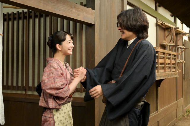 【画像8枚】朝ドラ「風、薫る」シマケン（佐野晶哉）とりん（見上愛）は喜び合って…第102回場面写真：フォトギャラリー