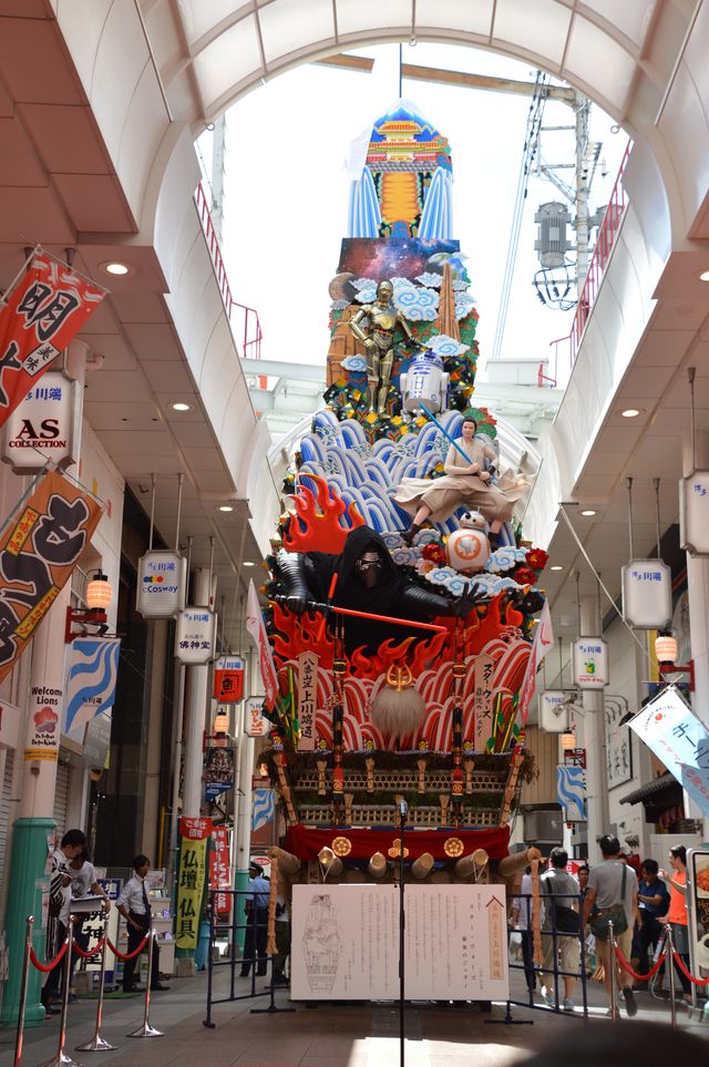 『スター・ウォーズ』C-3PO＆カイロ・レンが博多祇園山笠を訪問！：フォトギャラリー