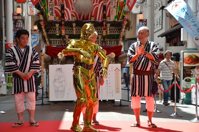 『スター・ウォーズ』C-3PO＆カイロ・レンが博多祇園山笠を訪問！（3枚目）