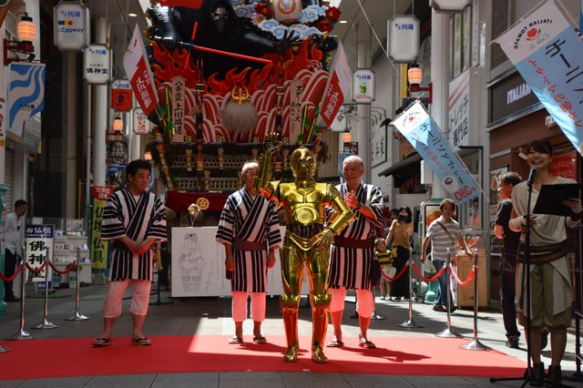 『スター・ウォーズ』C-3PO＆カイロ・レンが博多祇園山笠を訪問！（4枚目）